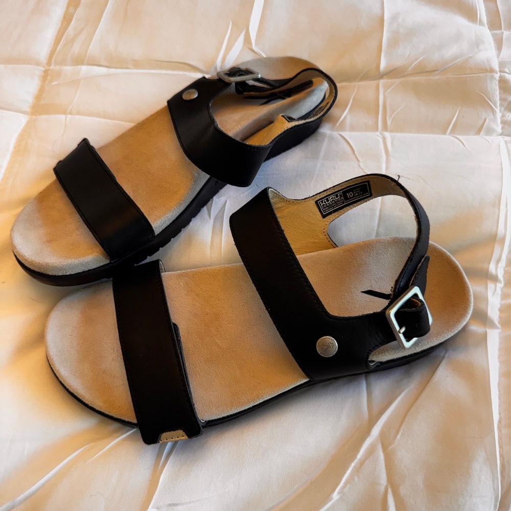 NWT- Kuru Cloud black sandals, size 10